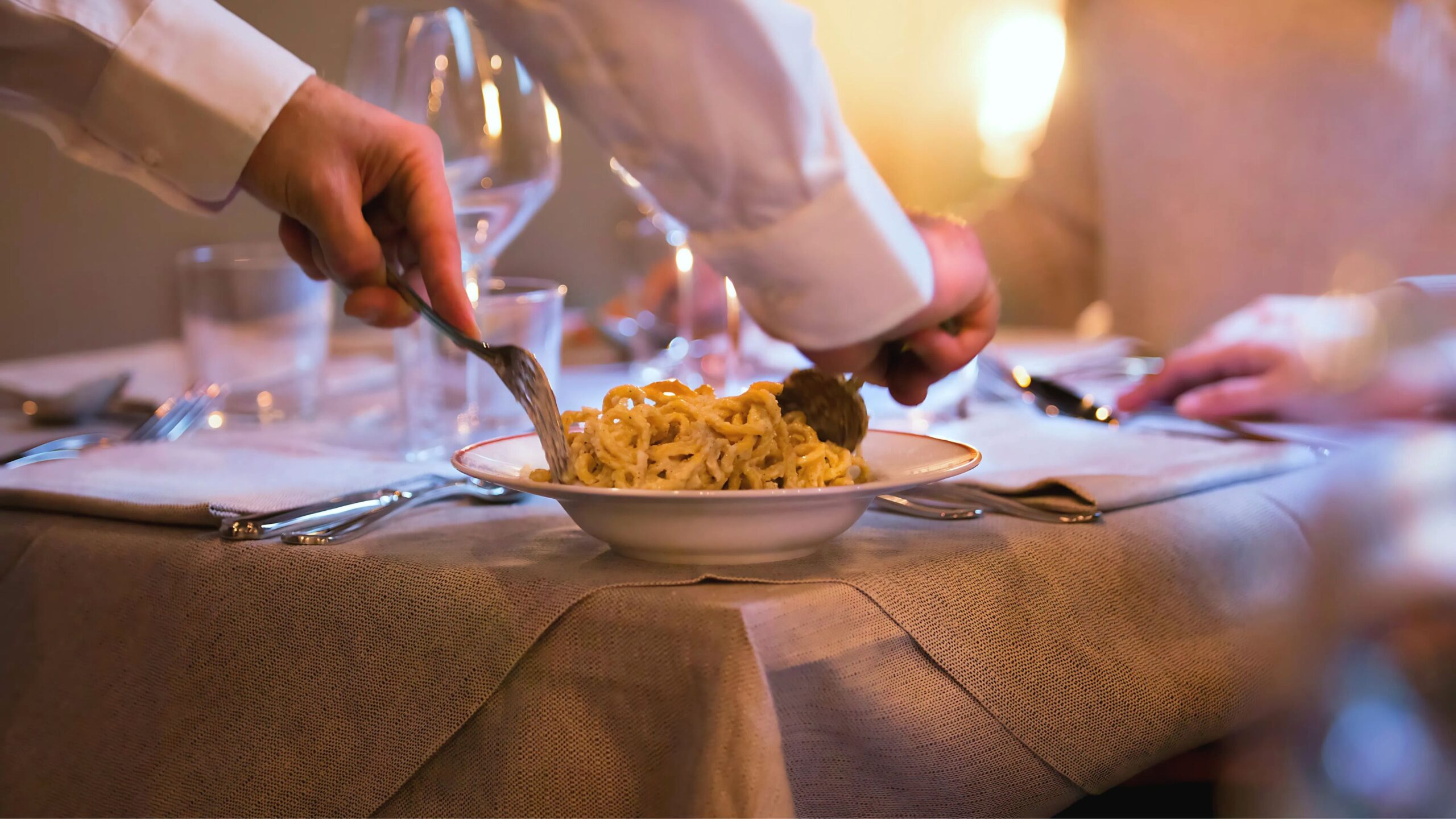 mantecatura al tavolo della famosa cacio e pepe di Felice a Testaccio
