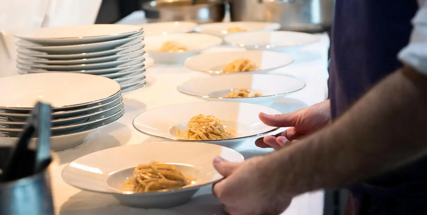 cacio e pepe preparata da Felce a Testaccio e servita ad un evento cacio e pepe preparata da Felce a Testaccio e servita ad un evento